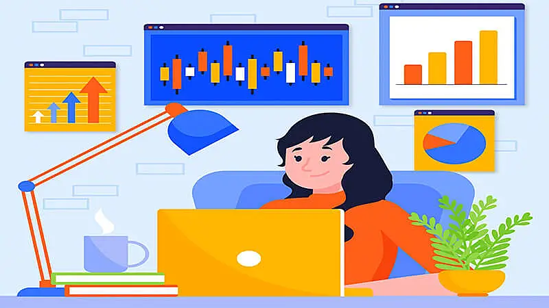 Imagem de uma mulher sentada em uma cadeira usando um notebook na mesa