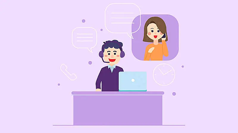 Pessoa sendo atendida por outra pessoa saindo de um celular