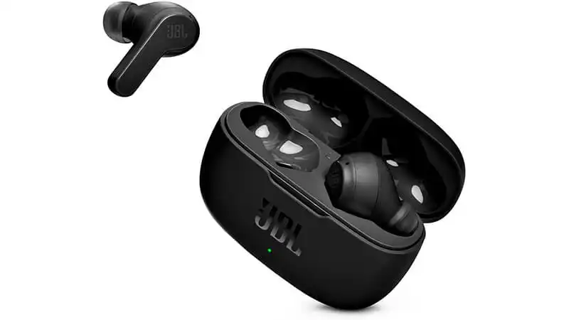 Fone de Ouvido Intra-Auricular JBL Tune imagem de um fone de ouvido intra-auricular JBL Tune na cor preta dentro do case de carregamento