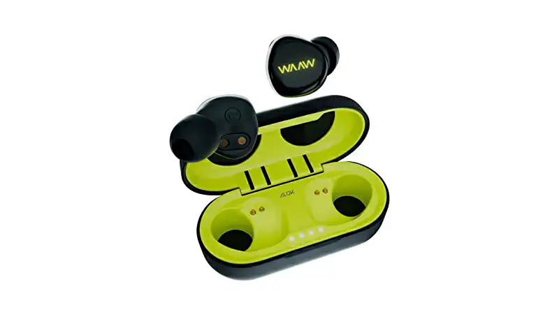 Fone de Ouvido Intra-Auricular WAAW imagem de um fone de ouvido intra-auricular WAAW na cor preta em cima de um case de carregamento verde limão