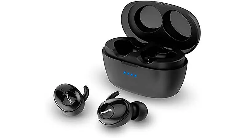 imagem de um par de fones de ouvidos Philips TWS na cor preta ao lado do case de carregamento