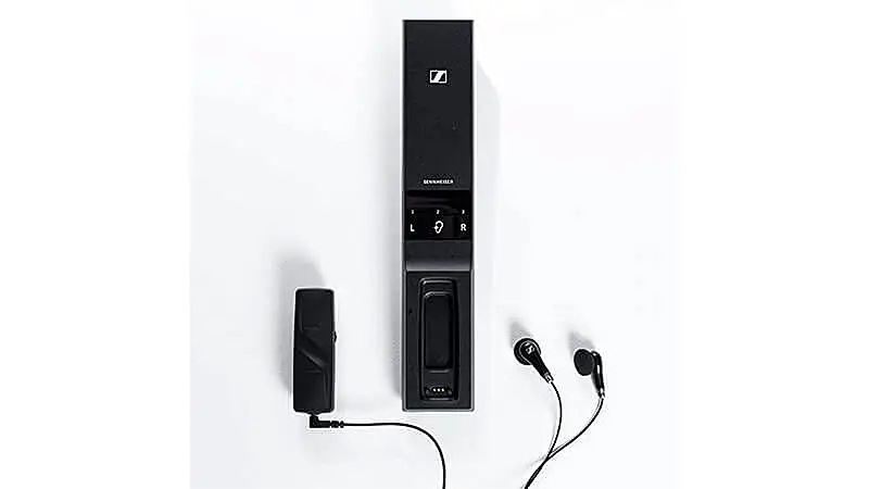 imagem de um kit Flex 5000 da Sennheiser com controle remoto, adptador e um fone de ouvido 