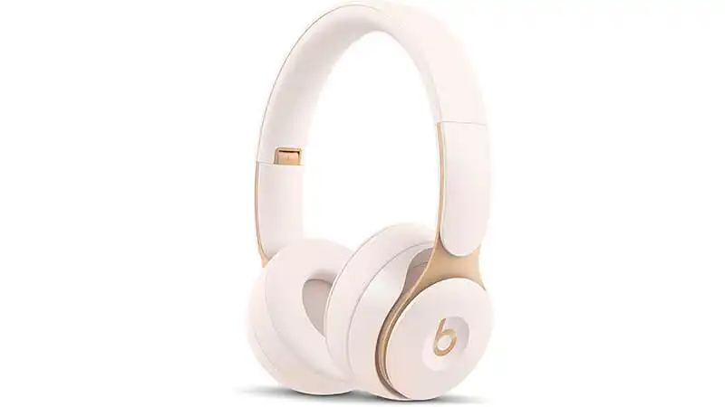 imagem de um fone de ouvido Beats Solo Pro na cor branca e dourada