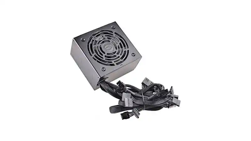 imagem de uma fonte EVGA 700W1 na cor preta 