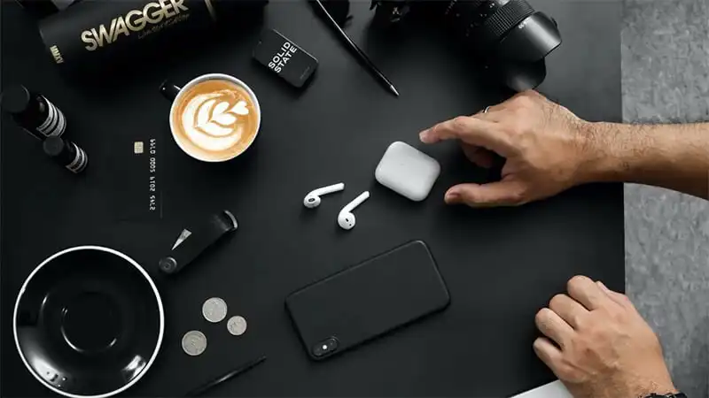 Fornecedor de eletrônicos Foto de vários equipamentos eletrônicos em cima de uma mesa