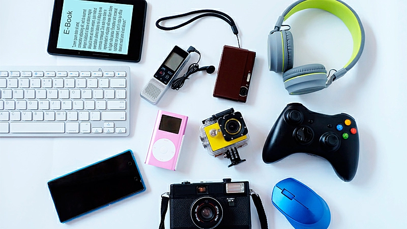 Foto de vários equipamentos eletrônicos em cima de uma mesa