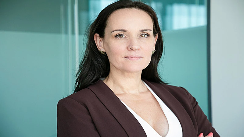 Foto de uma mulher com um blaze marrom