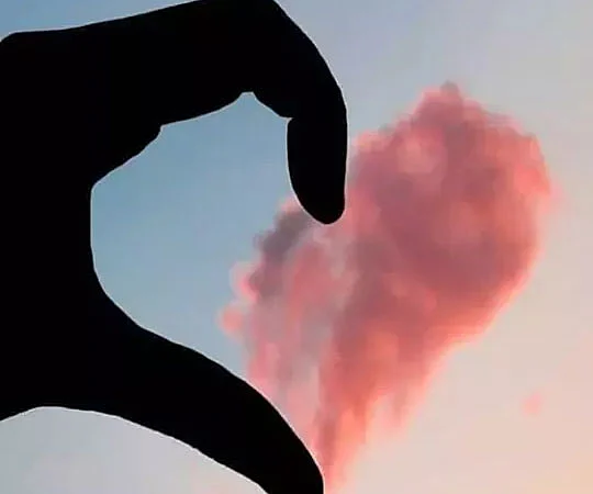 foto do uma mão fazendo o símbolo de coração