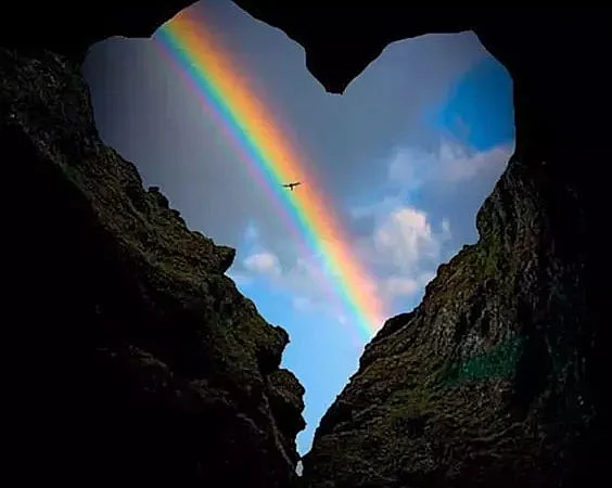 foto de um coração formado por rochas