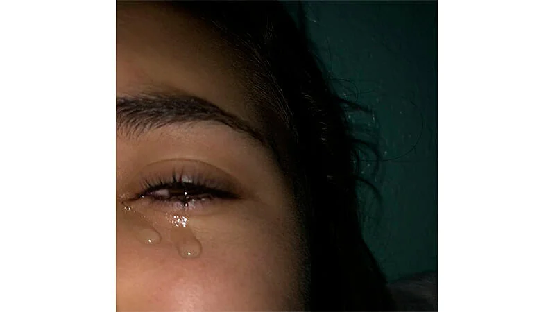 foto de lagrimas escorrendo do olho de uma garota