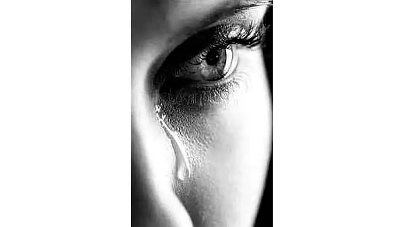 foto lagrimas escorrendo do rosto de uma mulher