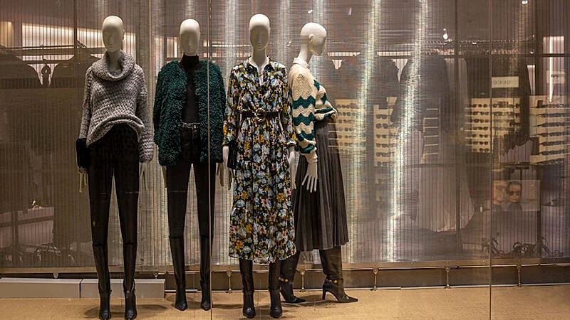 Vitrine com manequins vestidas 