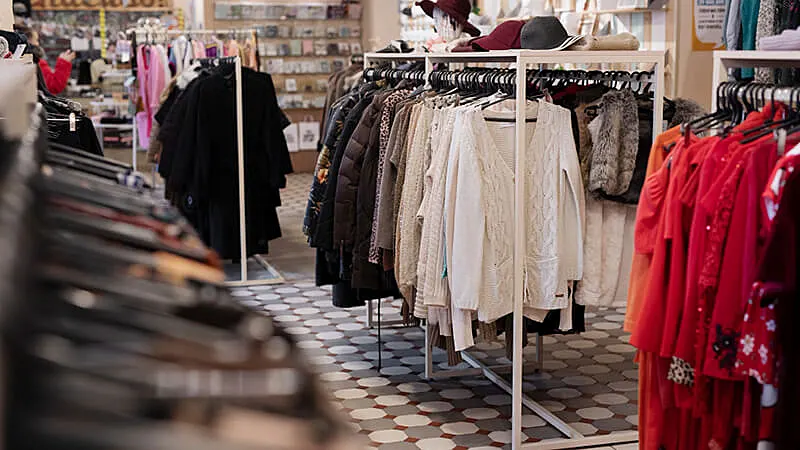 Arara com roupas vermelhas