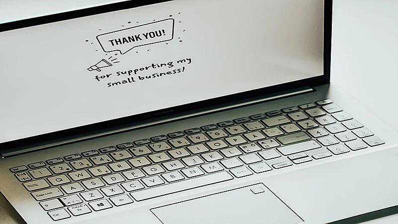 Foto de um notebook com um agradecimento na tela