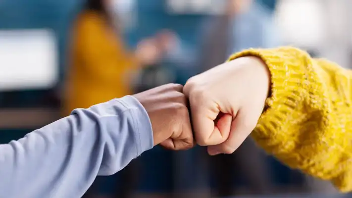 Frases de amistad Foto de amigos salundándose con un puñetazo