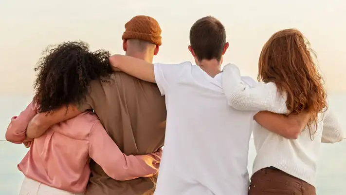 Frases de amistad Foto de amigos abrazándose