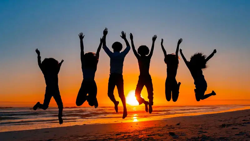 Frases de amizade Foto de pessoas com as mão dadas olhando para o mar