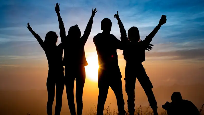 Frases de amizade silhueta de 3 pessoas com braços levantados