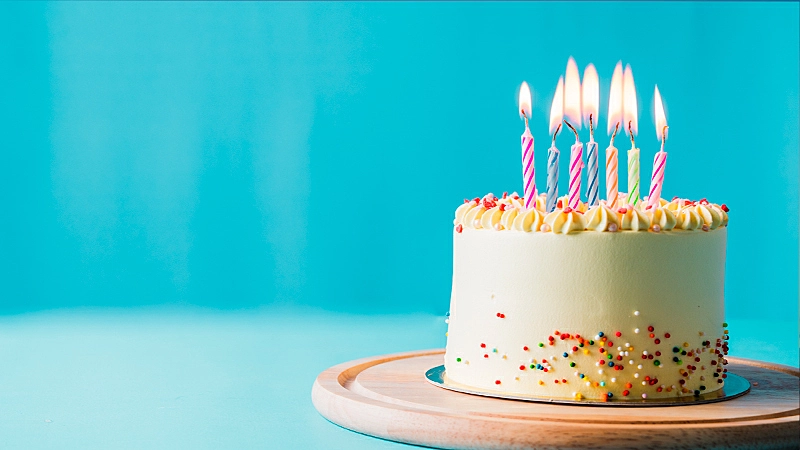 Foto de um cupcake com várias velas