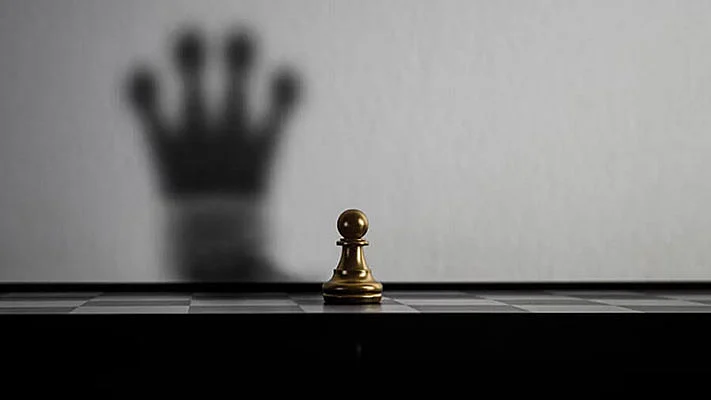 Foto de un tablero de ajedrez con una pieza de peón con una sombra de reina