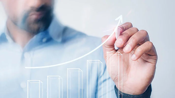 Foto de un hombre dibujando un gráfico en ascención