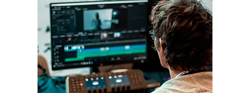 foto mostrando profissão para ganhar dinheiro em casa como editor de video