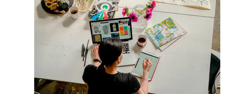 7 ideia de como ganhar dinheiro em casa sendo ilustrada por uma designer trabalhando com notebook e tablet
