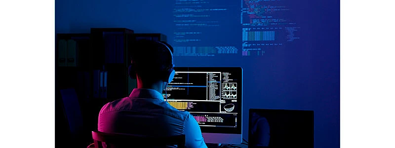 ideia de como ganhar dinheiro em casa como programador, programdor trabalhando em um macbook no escritório