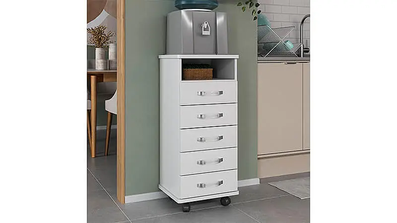 imagem de um gaveteiro pra escritório na cor branca da Ilan com cinco gavetas, um nicho, puxadores cromados e rodinhas em uma sala com um bebedouro em cima