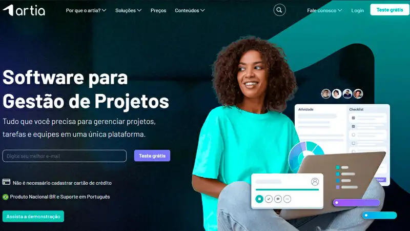 Gestão de Projetos Artia imagem que um desenho com algumas pessoas pequenas trabalhando em cima de um notebook e a logo da Artia no canto direito superior