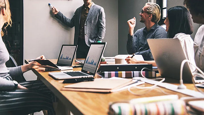 Foto de un equipo trabajando en gestión empresarial