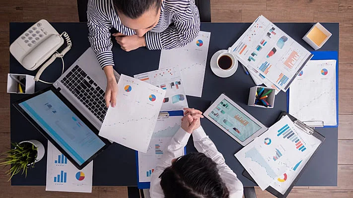 Foto de un equipo trabajando en gestión empresarial