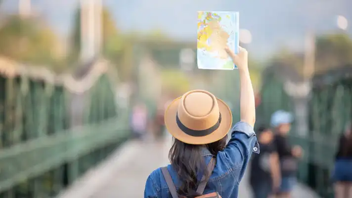 Google Flights Foto de una turista con un mapa en la mano
