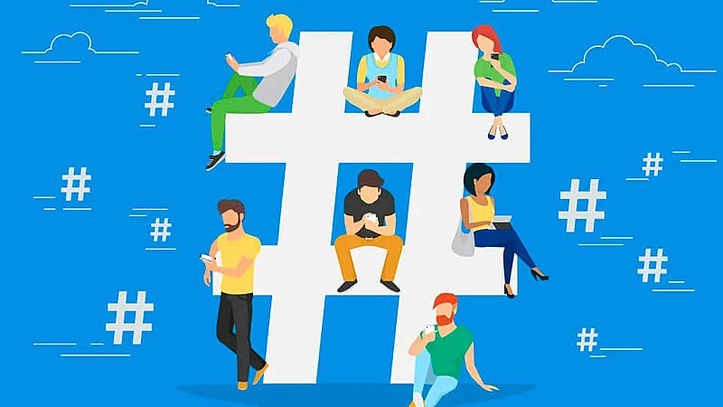 Personas que usan las redes sociales junto a un hashtag en el medio de la pantalla