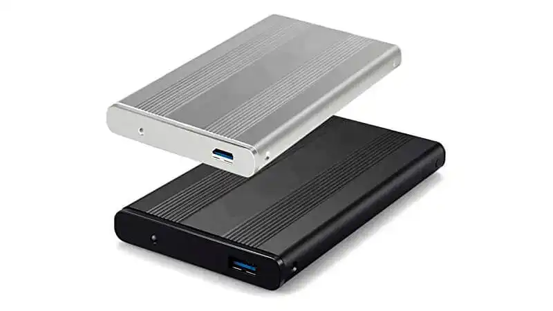 imagem de dois hds externos YessTech, um na cor preta e outro na cor prata