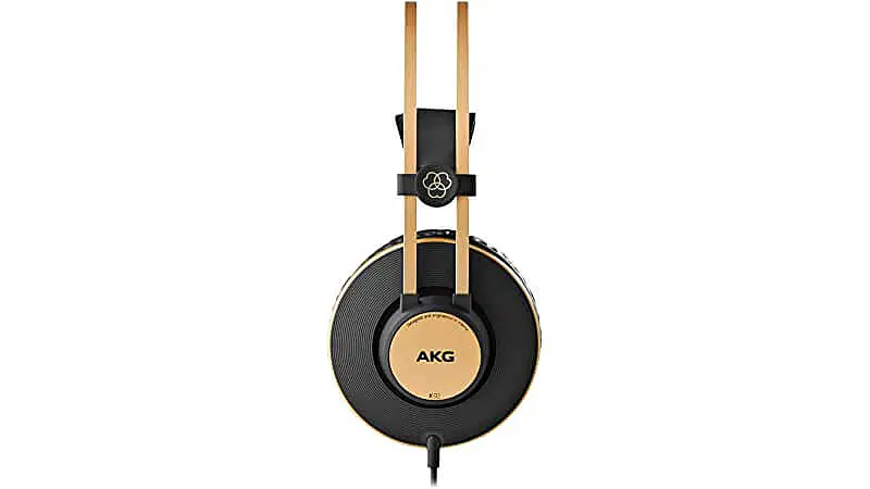 imagem de um headphone com fio AKG K92 na cor preta e dourada