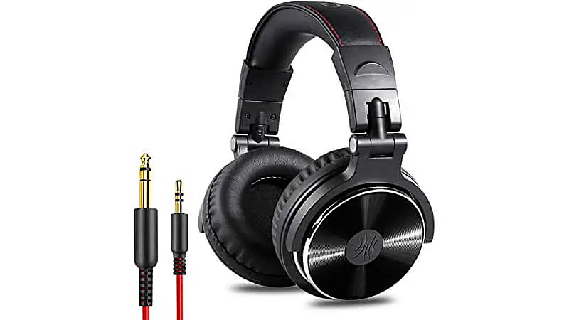 imagem de um headphone com fio DJ OneOdio na cor preta ao lado de dois conectores de audio