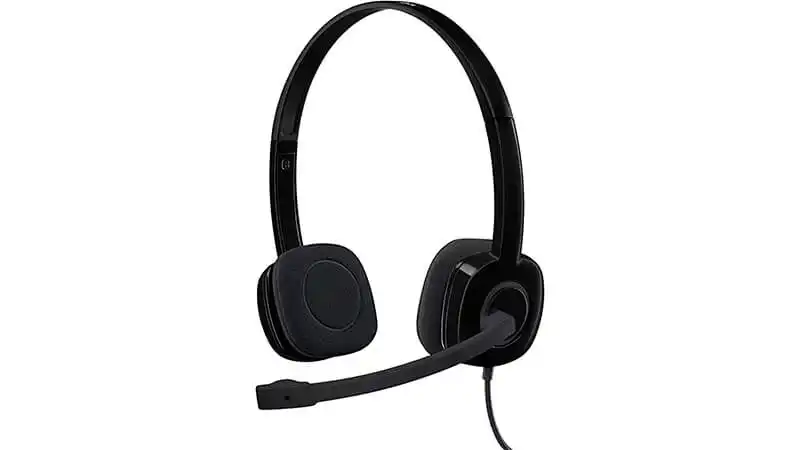 Headset Logitech H151 imagem de um headset Logitech H151 com fio e na cor preta