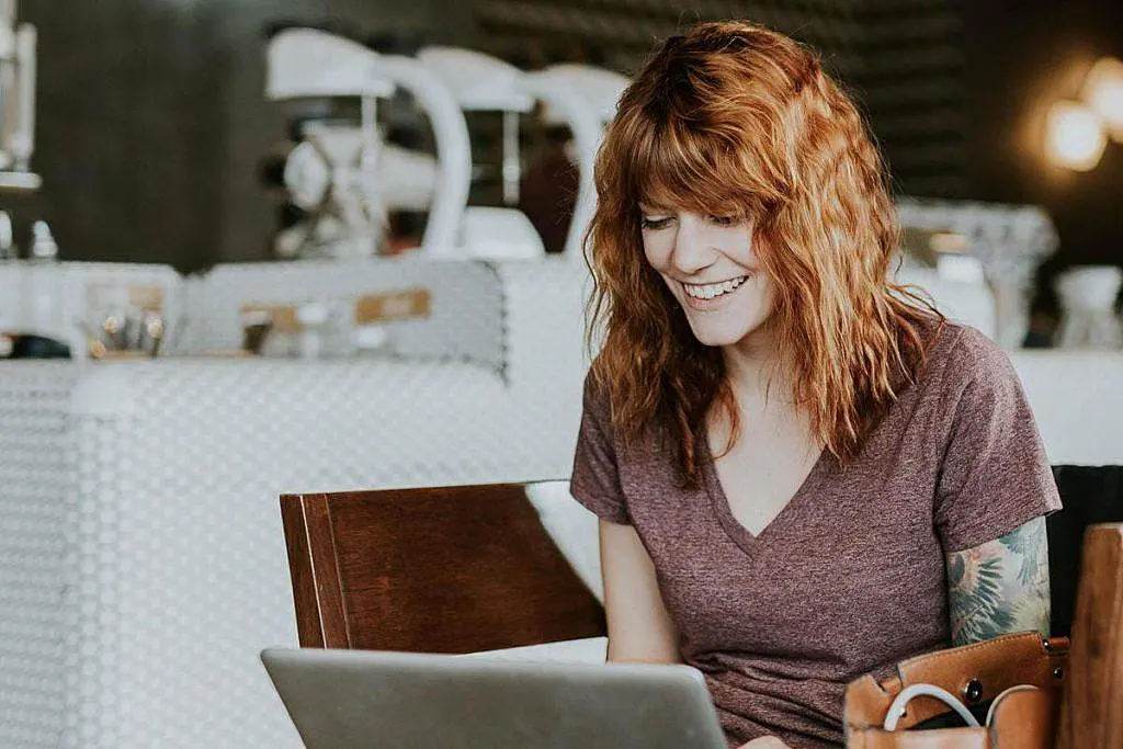 Mujer hablando por ordenador a través de herramientas de servicio al cliente