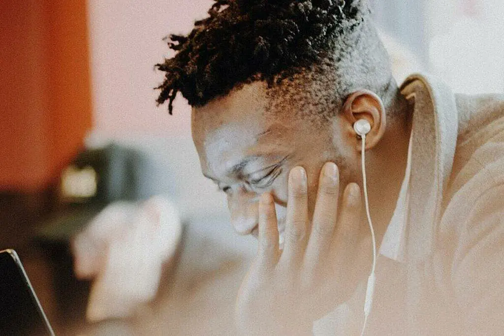 Hombre usando el ordenador para hablar