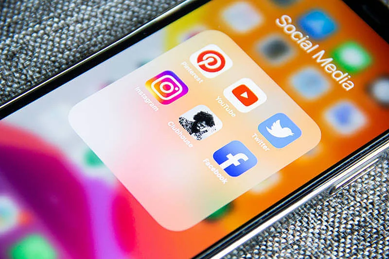 The image shows social media icon apps on a smartphone