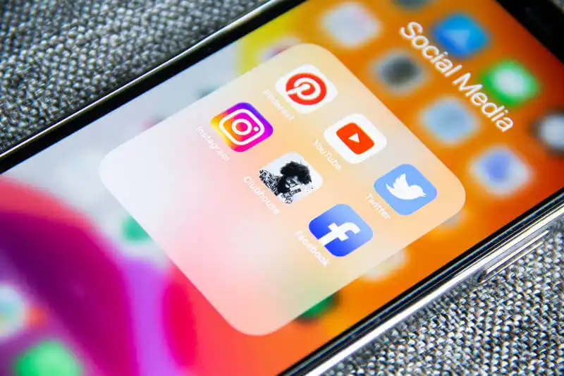 The image shows social media icon apps on a smartphone