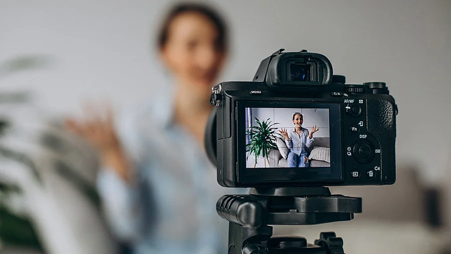Mujer grabando video