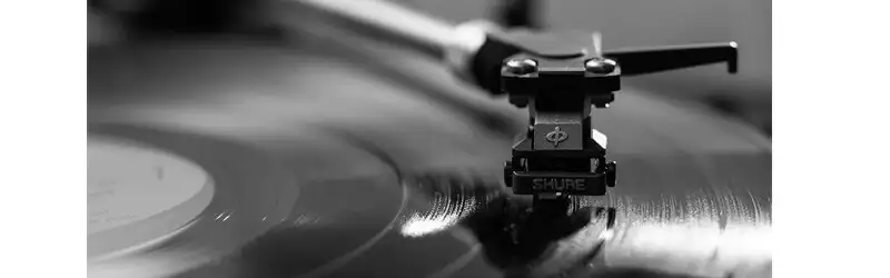 12 disco de vinil sendo tocado