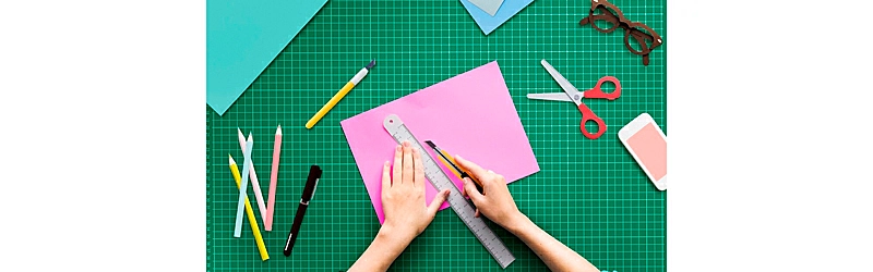 ideia de blog ilustrada por 2 pessoas discutindo sobre uma arte feita no apapel 