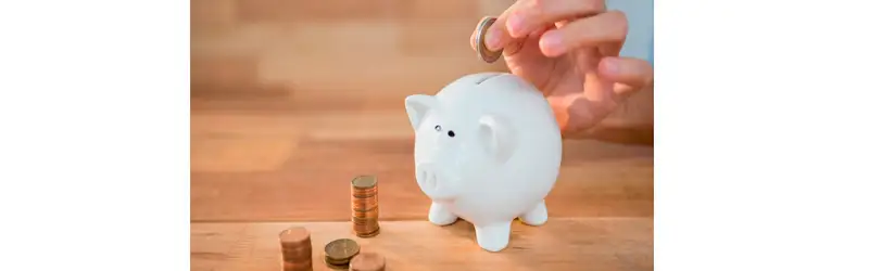 25 ideia de blog ilustrada por uma mão colocando dinheiro em um cofre no formato de porquinho