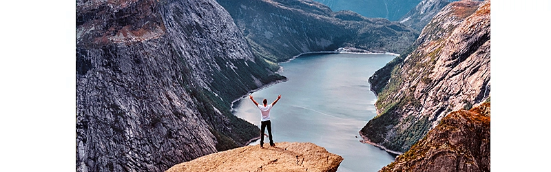 ideia de blog sendo ilustrada por uma pessoa andando em um vale proximo a um lago