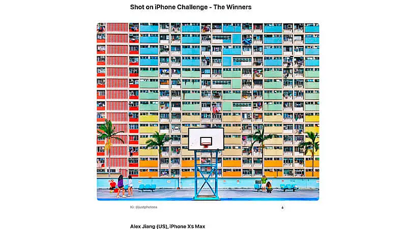captura de tela de uma das fotos ganhadoras do concurso Shot on iPhone. Na foto, há uma cesta de basquete e um prédio colorido ao fundo