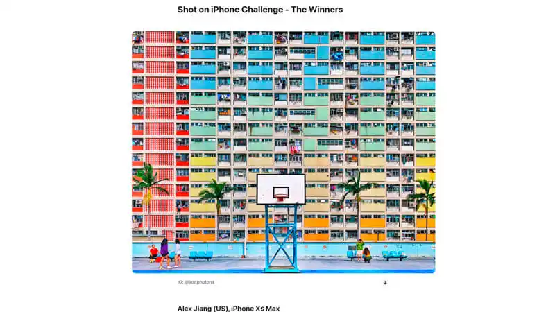 captura de tela de uma das fotos ganhadoras do concurso Shot on iPhone. Na foto, há uma cesta de basquete e um prédio colorido ao fundo
