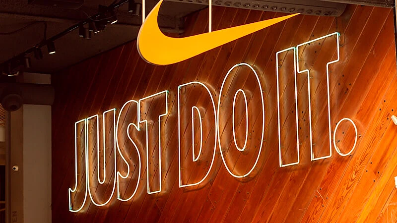 imagem do bordão Just Do It da Nike na parede de uma loja